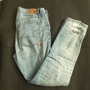 American Eagle Embroidered Mom Jean